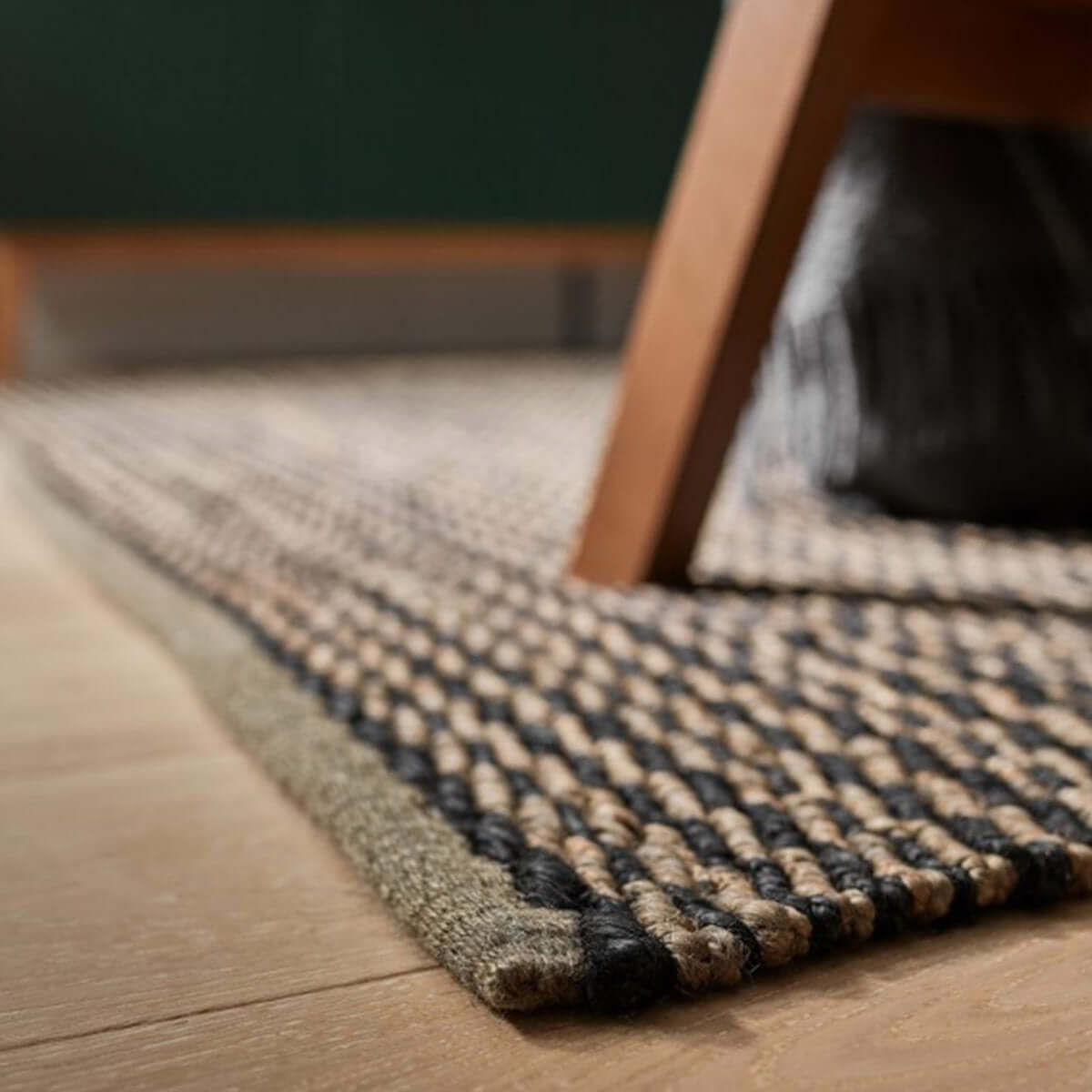 Ќилим 170 X 240 JUTE 586/1 - црн/јута