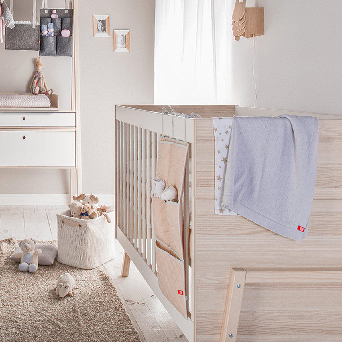 Детска кошара со подвижна решетка 70X140 Spot (Baby) – акација/бело