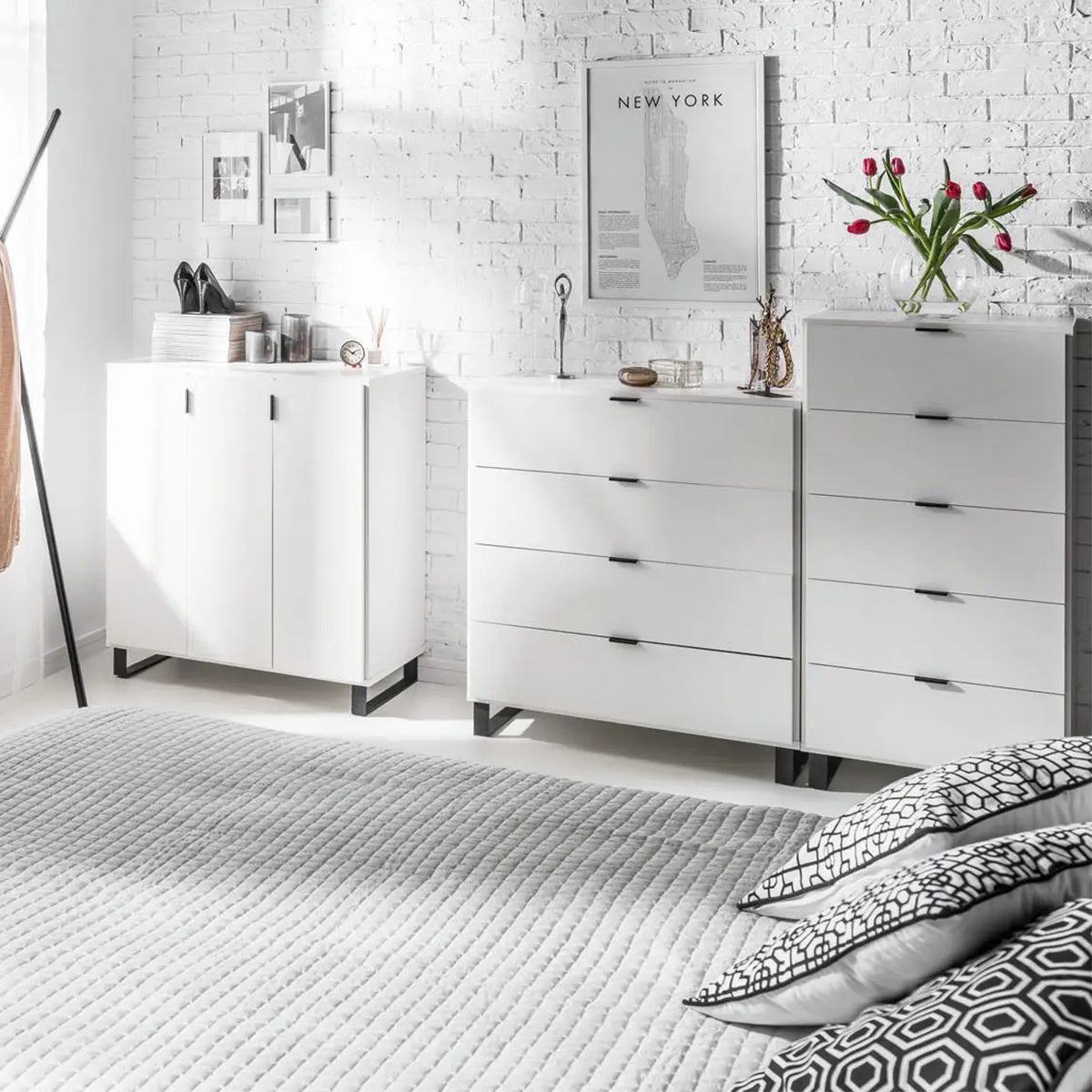 Гардероба со фиоки Simple