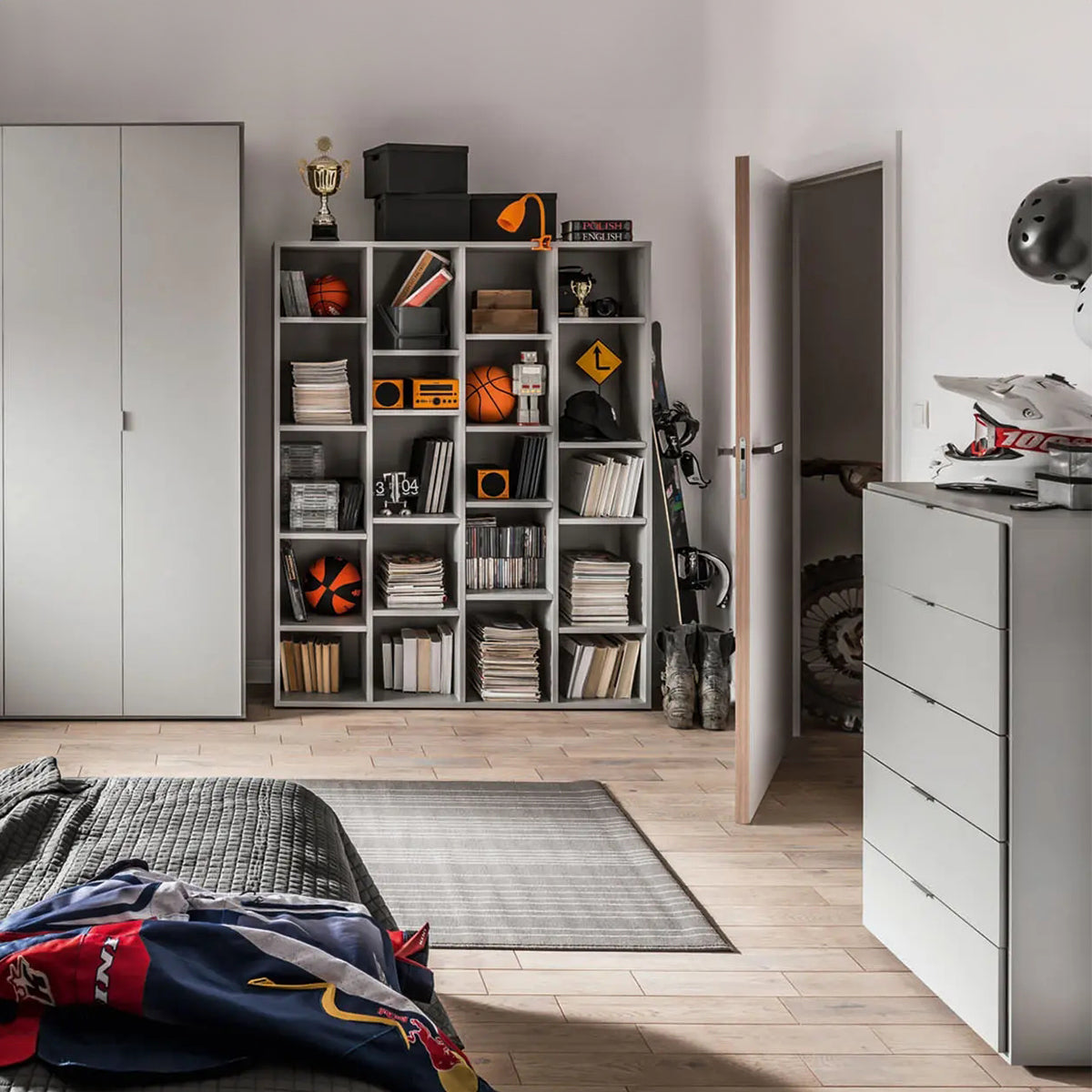 Гардероба со фиоки Simple