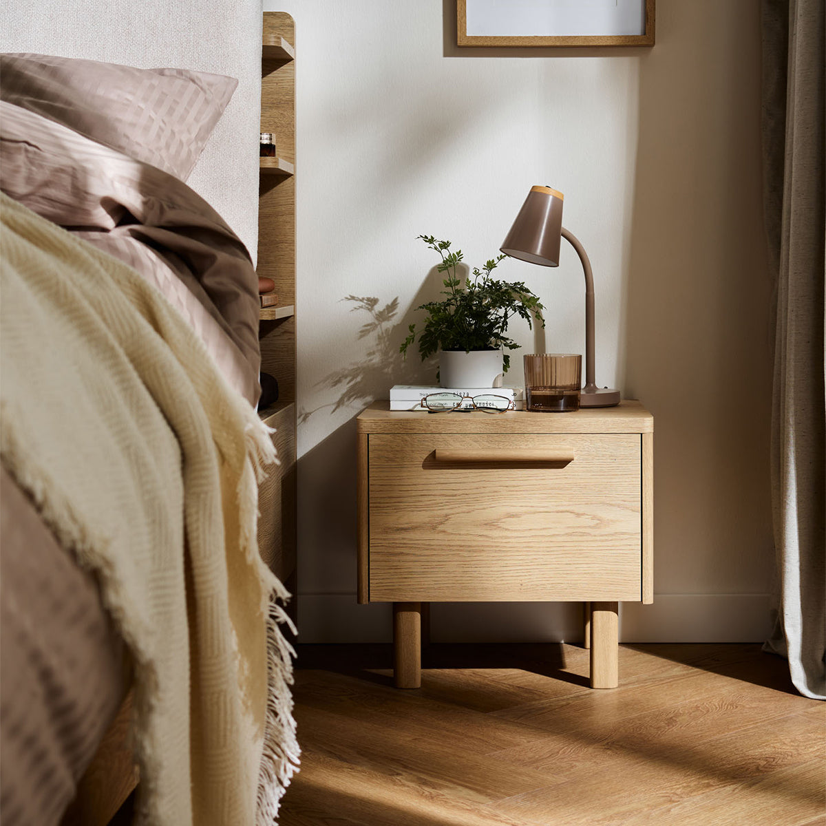 Ноќно шкафче Well